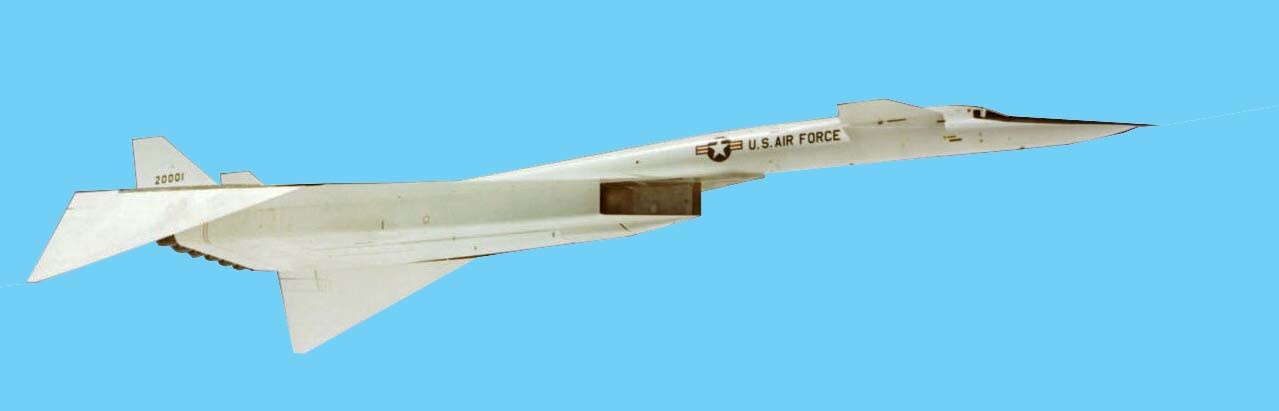 Рис.22. Сверхзвуковой высотный самолет XB-70 Valkyrie. Передний клин создает косые скачки уплотнения, а опущенные закрылки переотражают их и удерживают сжатую скачками уплотнения среду под крыльями самолета, тем самым создавая компрессионную подъемную силу (compression lift).    