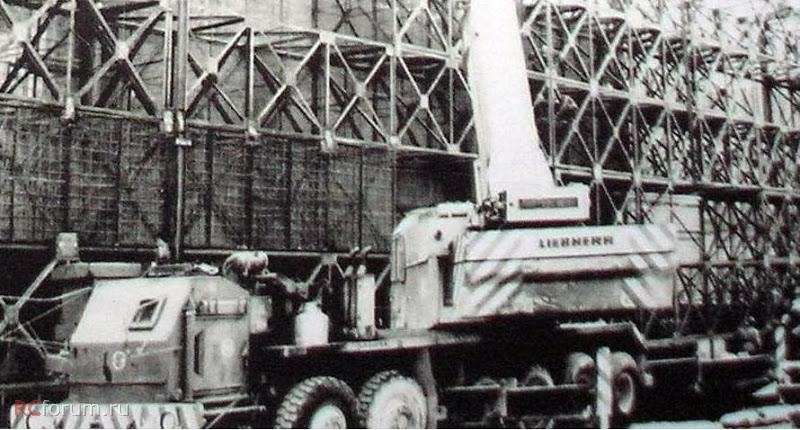 Кран Liebherr с защищённой кабиной. Источник фото
