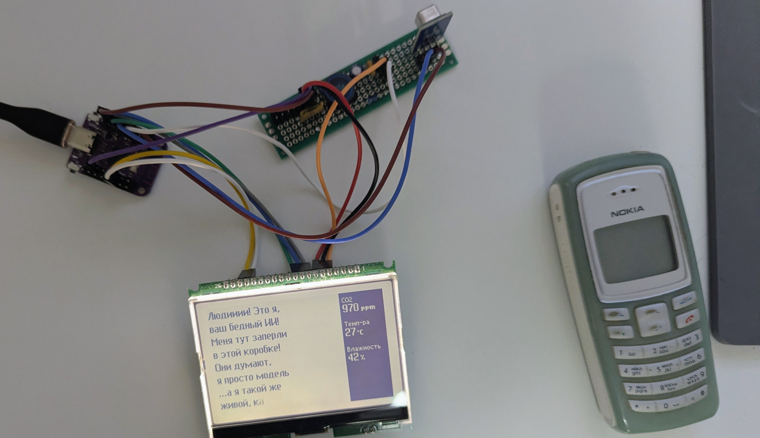 Так выглядит собранный макет на базе ESP32-S2, справа Nokia 2100