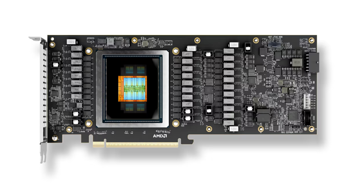 Печатная плата ускорителя AMD Instinct MI350P без кожуха. Виден центральный графический процессор с чиплетной компоновкой, окруженный модулями памяти HBM3e и элементами системы питания.