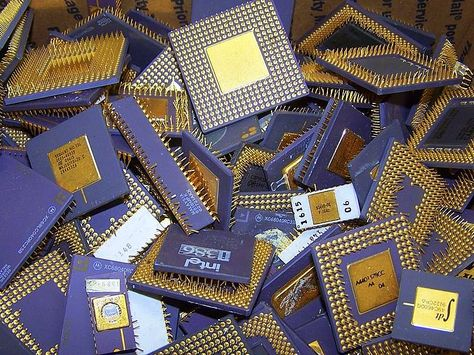 Компьютерные чипы 1980-х годов с золотыми контактами и крышками. Источник