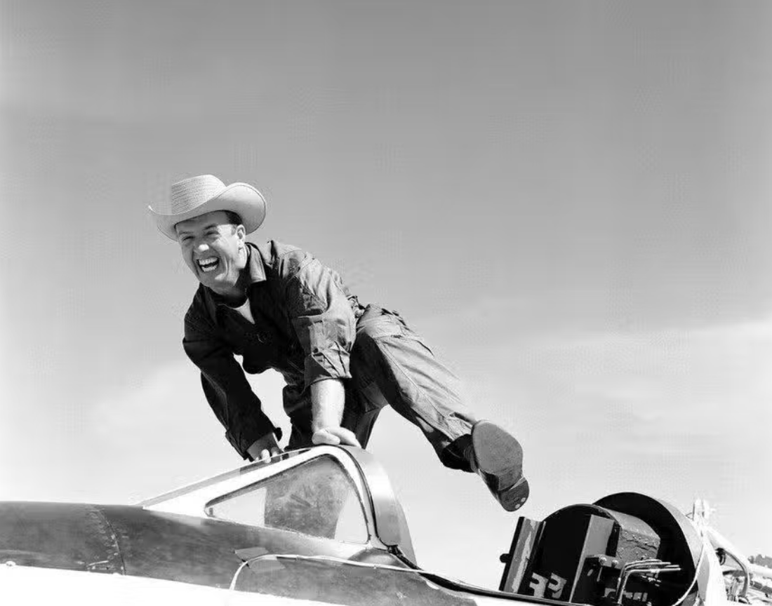 Джо Уокер в кабине Bell X-1A в 1955 году. Источник.