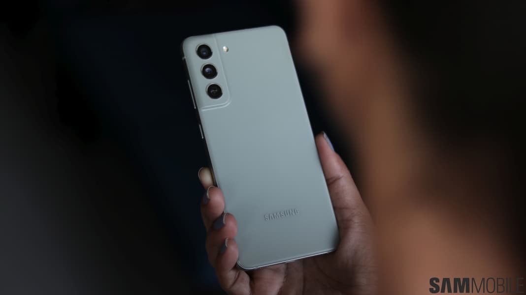 Samsung не забывает о «старичках»: Galaxy S21 FE получил свежее обновление - 1