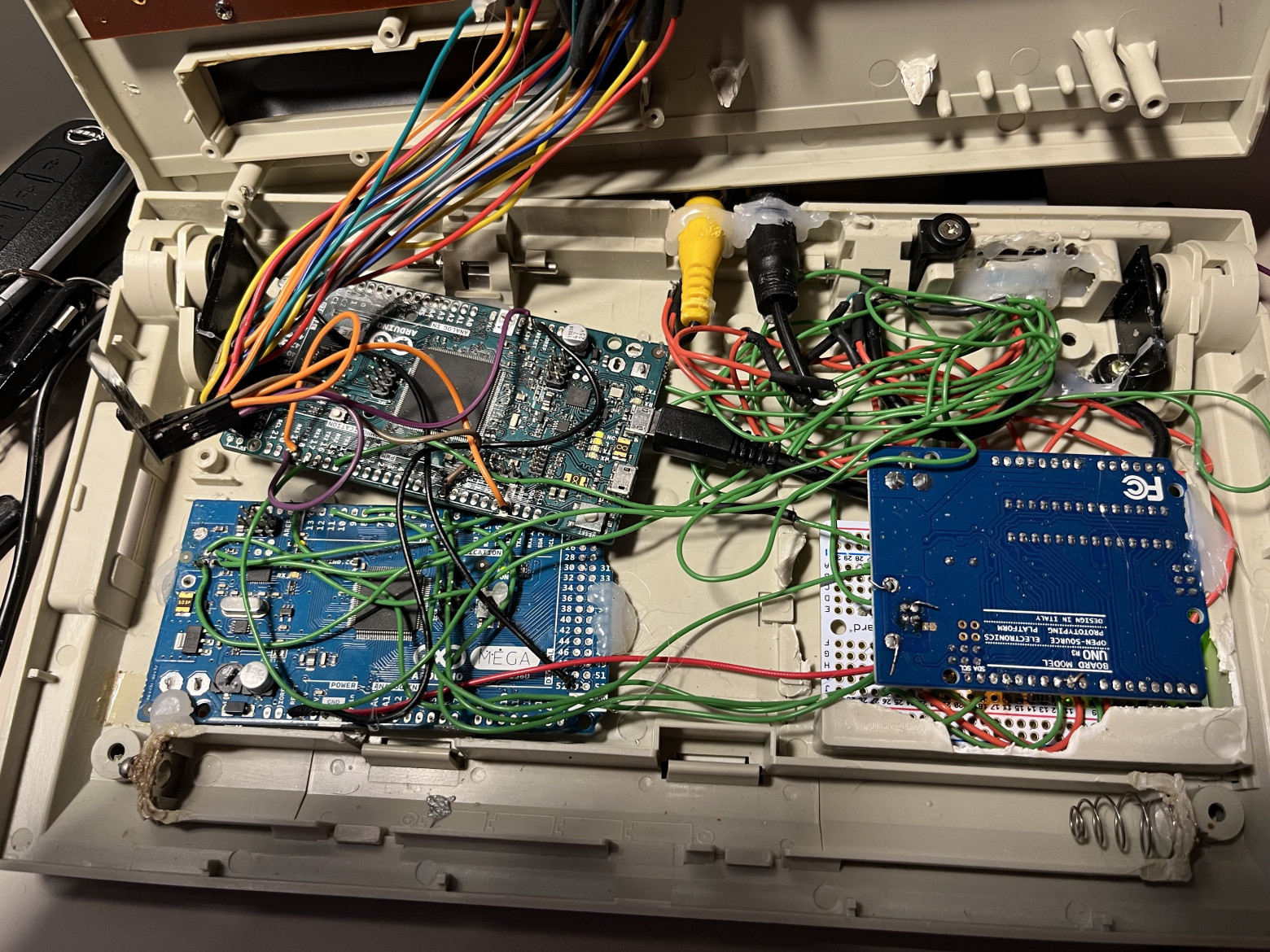Самодельный «ретрокомпьютер» из трёх Arduino - 2 Inside the case: three Arduinos, jumper wire spaghetti, RCA jacks