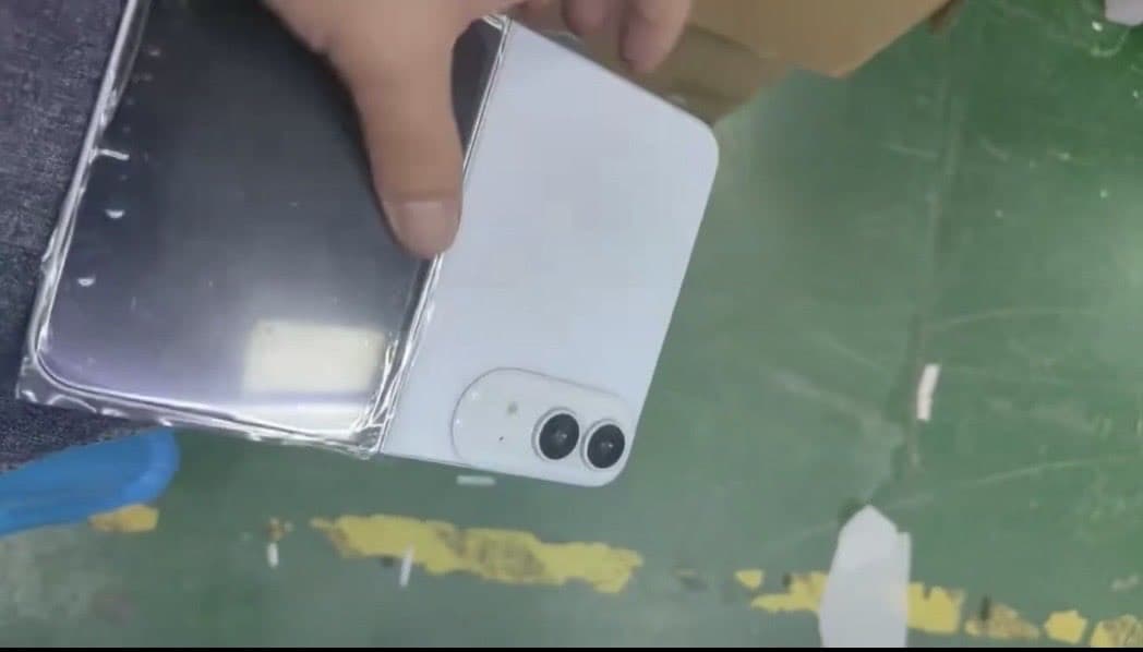 «Уродец», «Это что — Surface Duo?». В Сети показали макет белого складного iPhone - 1