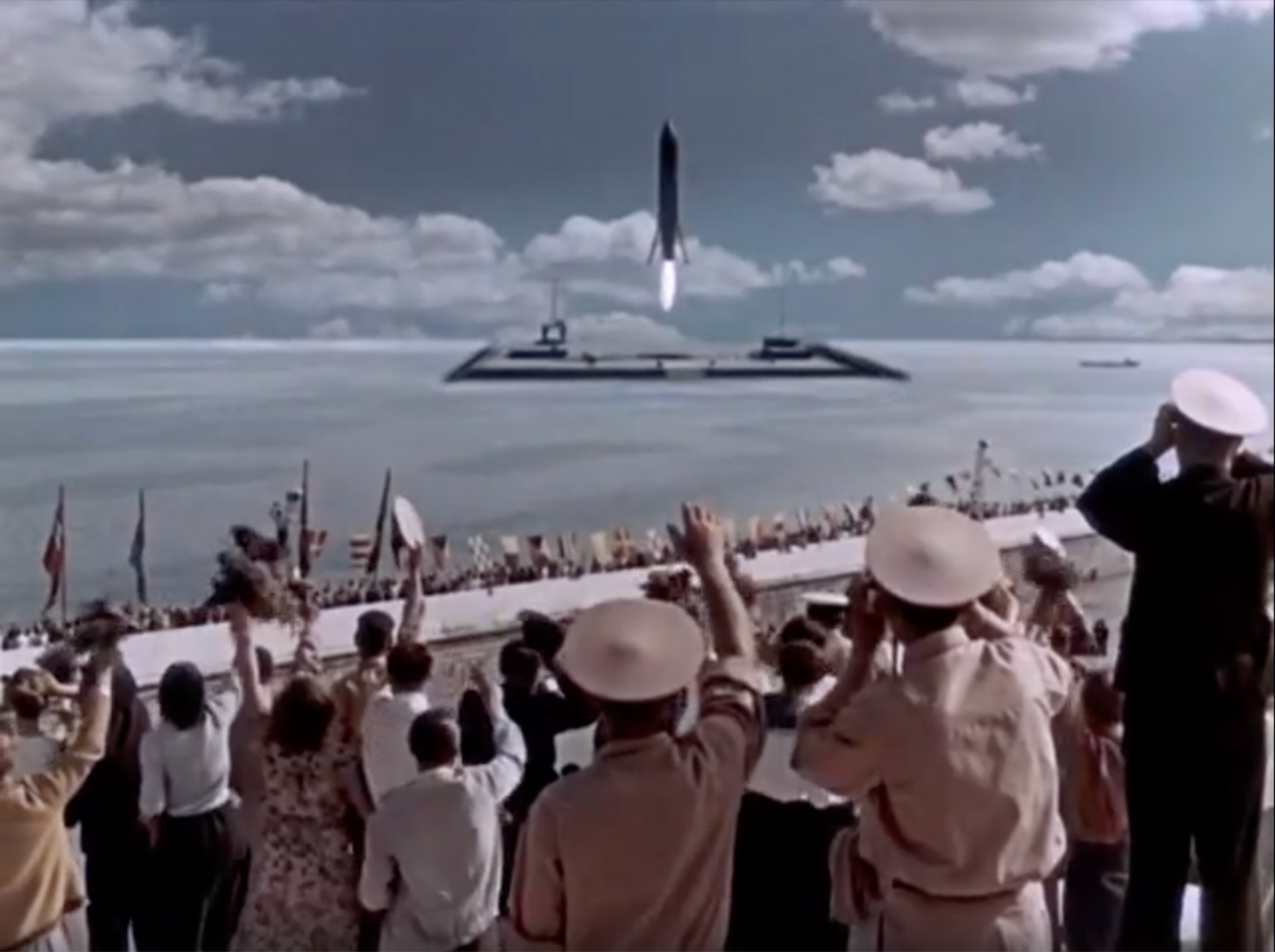 Вертикальная посадка на морскую платформу в фильме «Небо зовет» (1959). Источник: Госфильмофонд России