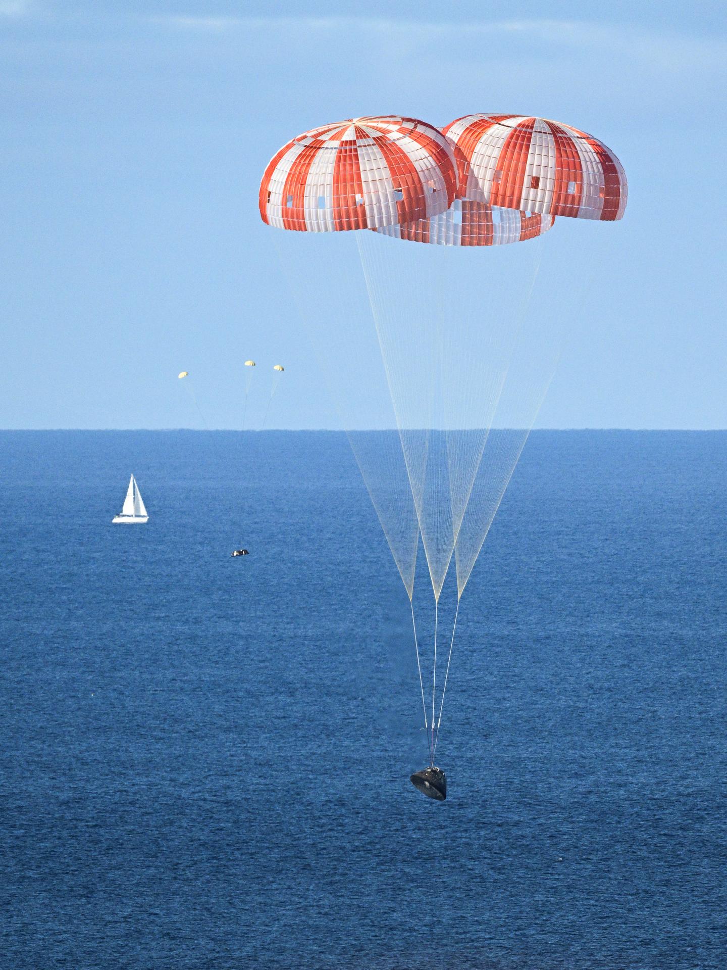 Приземление капсулы orion миссия ARTEMIS II. Источник: https://images.nasa.gov/details/DSC_3398