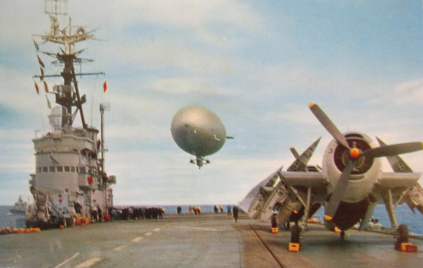 Американский дирижабль типа K возле канадского лёгкого авианосца HMCS Magnificent, конец 1940-х годов