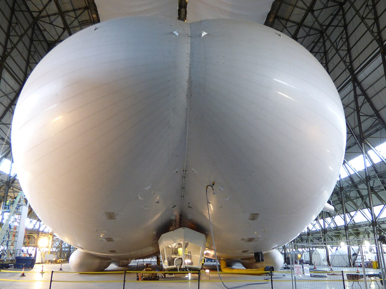 Airlander 10 в эллинге демонстрирует основания для не вполне пристойного прозвища