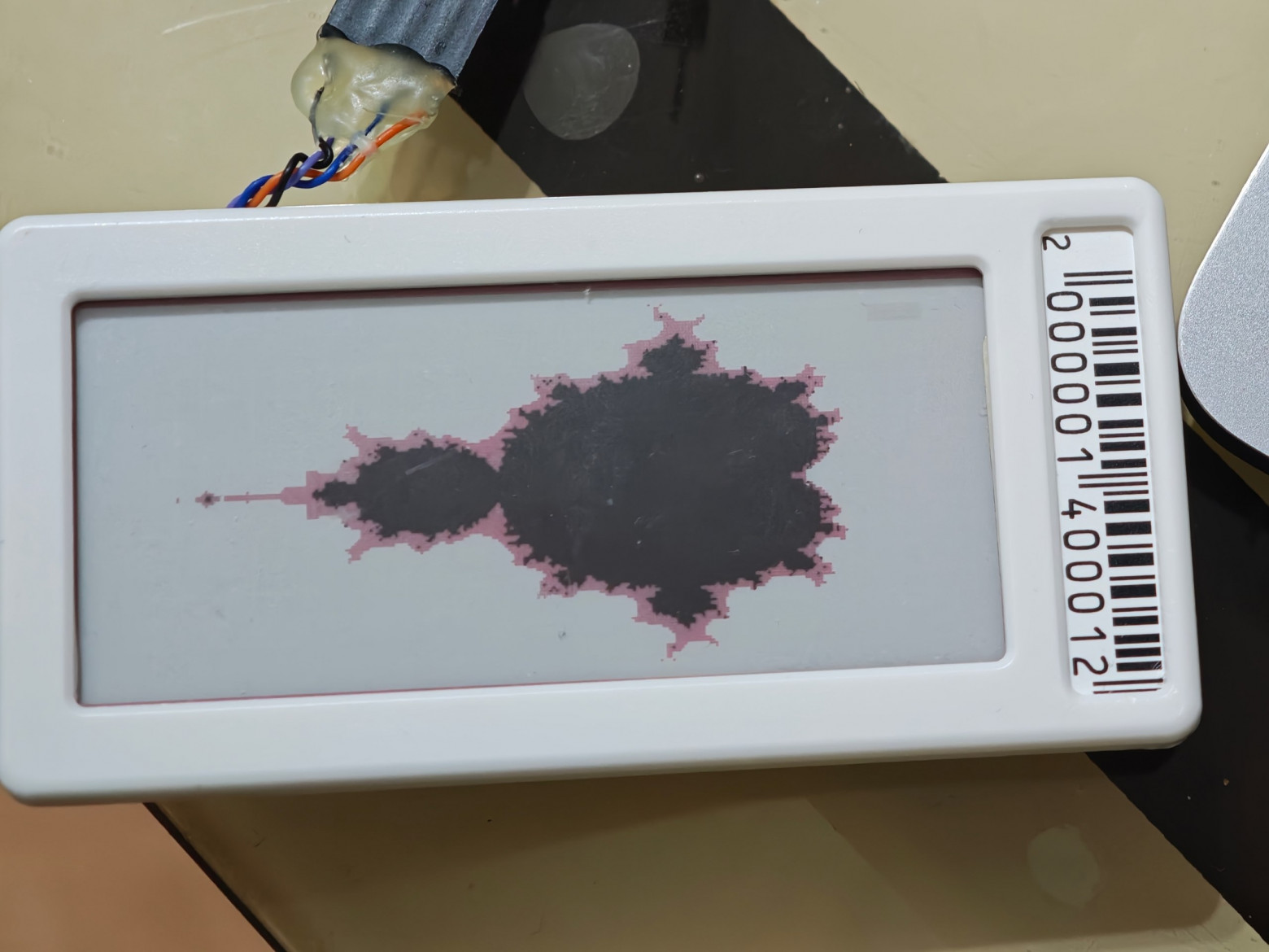 Фрактал на e-ink ценнике с цветом