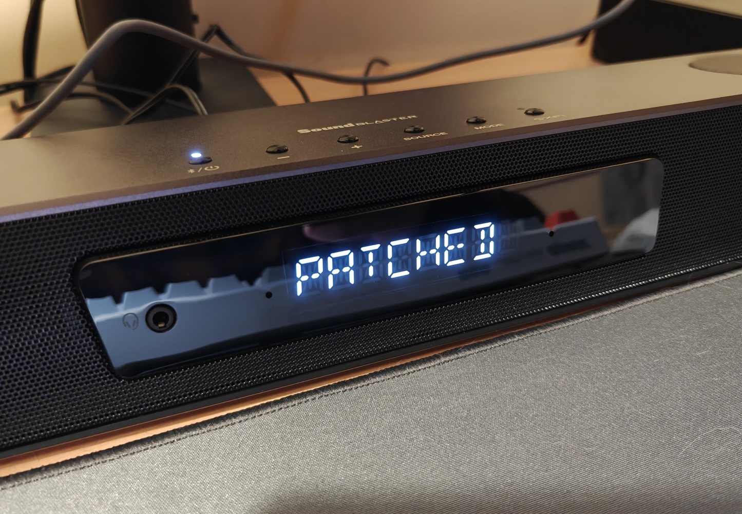 Pwnd Blaster: беспроводной взлом компьютера через саундбар - 3 Image of the front segment display of the device showing the text PATCHED