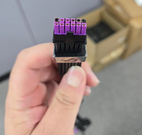 Дорогой и красивый кабель питания Asus ROG Equalizer должен был уберечь видеокарту от оплавления, но в итоге расплавился сам - 1