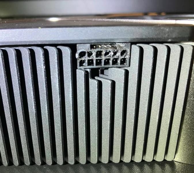 Адаптер питания Corsair GPU Power Bridge, призванный уберечь 16-контактный разъем от оплавления, расплавился сам и повредил GeForce RTX 4090 Founders Edition - 2