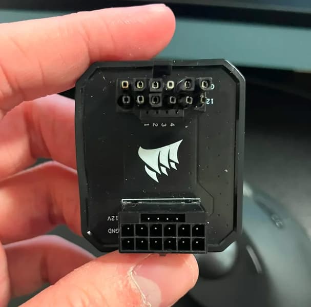 Адаптер питания Corsair GPU Power Bridge, призванный уберечь 16-контактный разъем от оплавления, расплавился сам и повредил GeForce RTX 4090 Founders Edition - 1