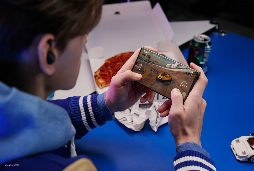 Владелец Samsung Galaxy S23 Ultra получил зелёную линию на экране после обновления. Гарантия уже закончилась, замену экрана оценили в $240 - 1