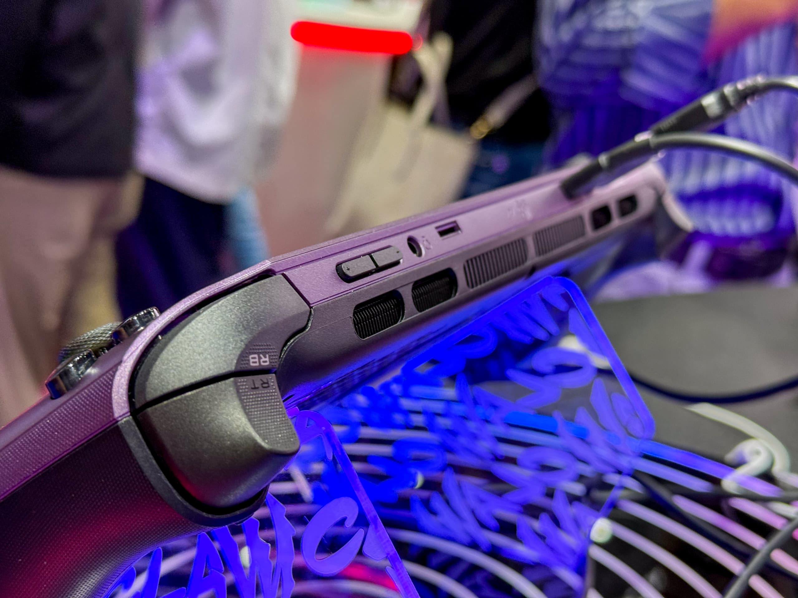 Мощные Titan и Raider, доступная Katana и коллекционка от Ван Гога. Какие ноутбуки MSI показала на Computex 2026 - 24 MSI Claw 8 EX AI+