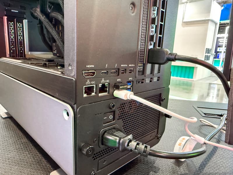 Maxsun показала на Computex 2026 ИИ-станцию Micro Station на Arc Pro B70, плату W890 для рабочих станций и видеокарты от RTX 5060 до RX 580 - 2
