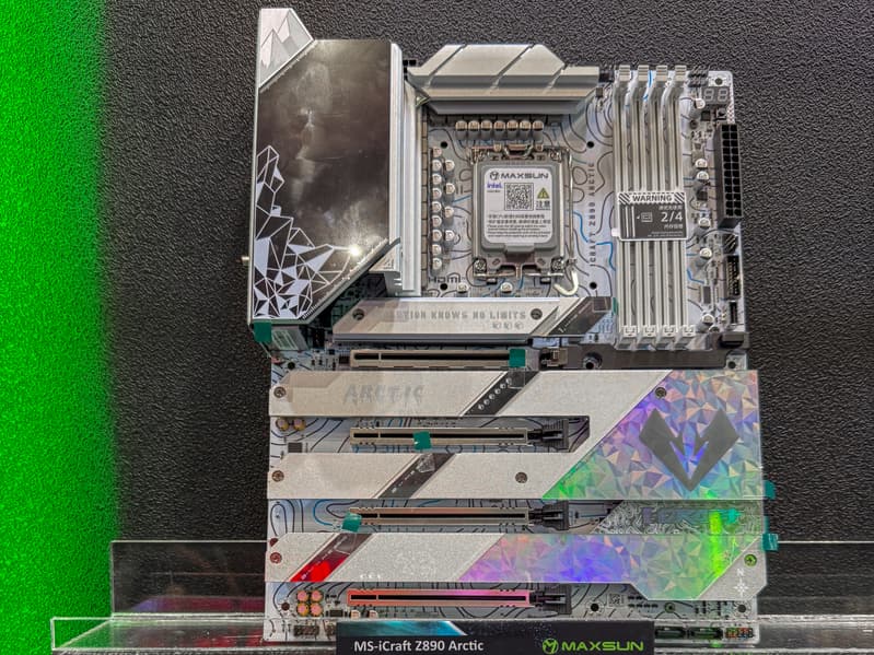 Maxsun показала на Computex 2026 ИИ-станцию Micro Station на Arc Pro B70, плату W890 для рабочих станций и видеокарты от RTX 5060 до RX 580 - 6