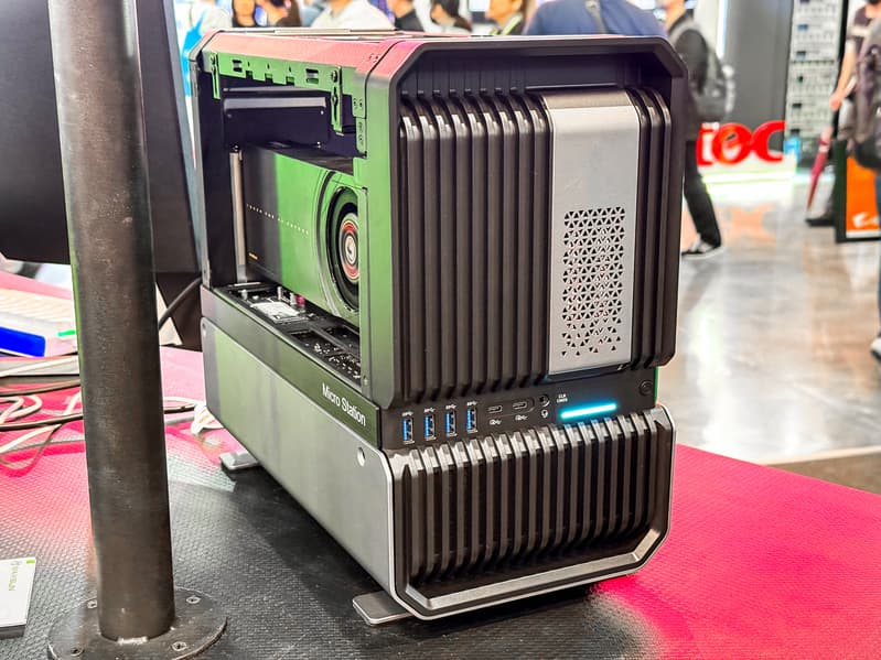 Maxsun показала на Computex 2026 ИИ-станцию Micro Station на Arc Pro B70, плату W890 для рабочих станций и видеокарты от RTX 5060 до RX 580 - 1