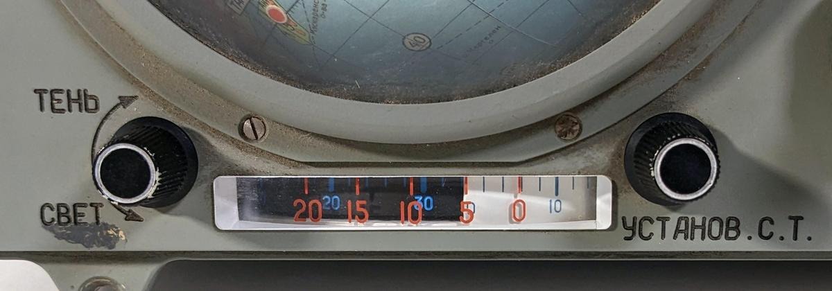 The light and shadow indicator is controlled by two knobs.