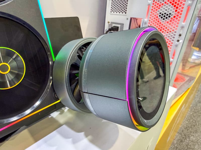 Ocypus показала на Computex 2026 СЖО с раскрывающимся блоком помпы, экранами диагональю почти четыре дюйма и три новых корпуса - 2 Ocypus показала на Computex 2026 СЖО с раскрывающимся блоком помпы, экранами диагональю почти четыре дюйма и три новых корпуса - 2