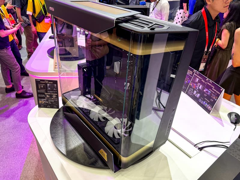 MSI на Computex 2026: СЖО с 6,67-дюймовым AMOLED-экраном, мегакорпус Maestro 900R, RTX 5090 Lightning Z с водяным охлаждением и блок питания с защитой 12V-2x6 - 3 MSI на Computex 2026: СЖО с 6,67-дюймовым AMOLED-экраном, мегакорпус Maestro 900R, RTX 5090 Lightning Z с водяным охлаждением и блок питания с защитой 12V-2x6 - 3