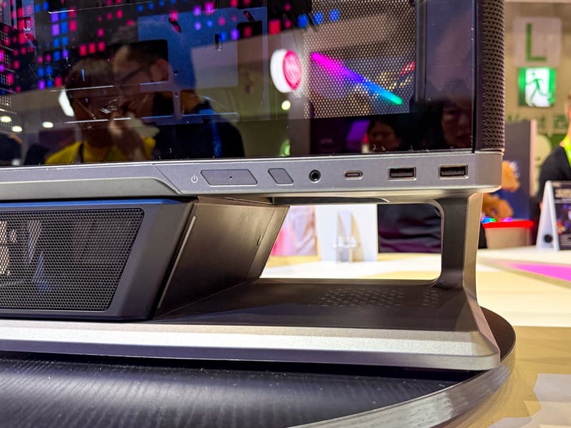 MSI на Computex 2026: СЖО с 6,67-дюймовым AMOLED-экраном, мегакорпус Maestro 900R, RTX 5090 Lightning Z с водяным охлаждением и блок питания с защитой 12V-2x6 - 7 MSI на Computex 2026: СЖО с 6,67-дюймовым AMOLED-экраном, мегакорпус Maestro 900R, RTX 5090 Lightning Z с водяным охлаждением и блок питания с защитой 12V-2x6 - 7
