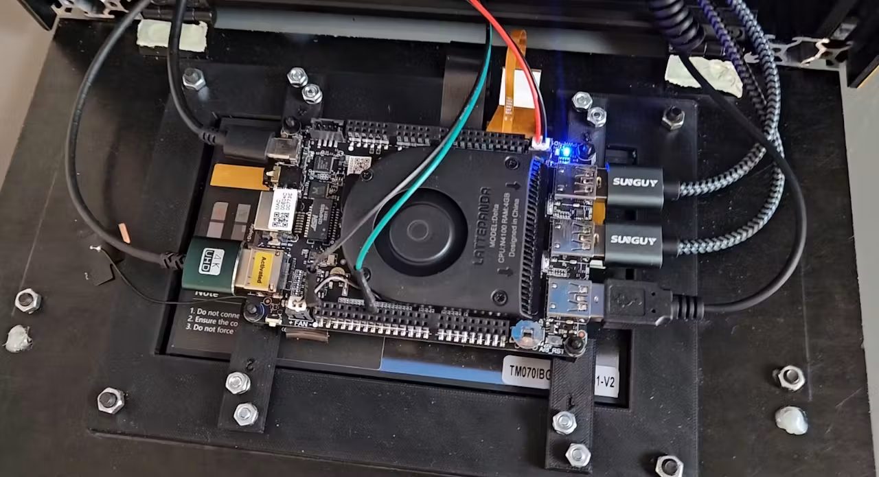 Lattepanda, смонтированный внутри передней панели; встроенный экран находится непосредственно под ним