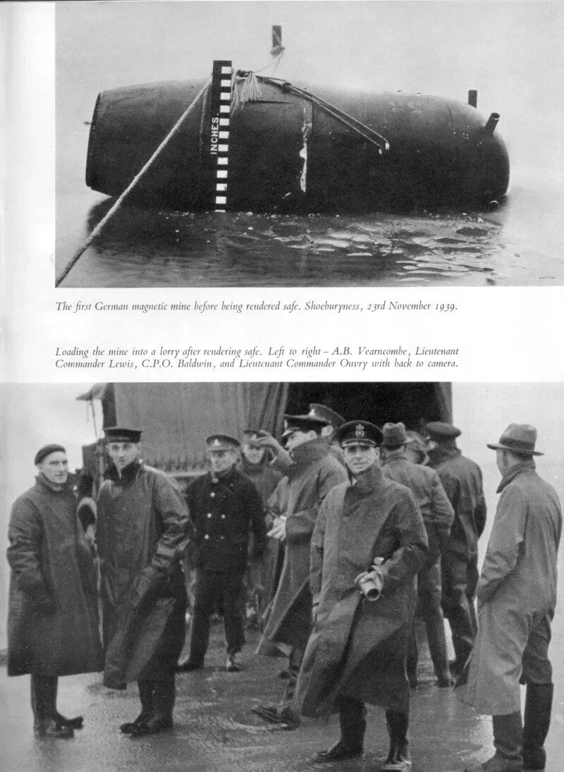 Британские моряки ждут отлива, чтобы приступить к вскрытию той самой мины.