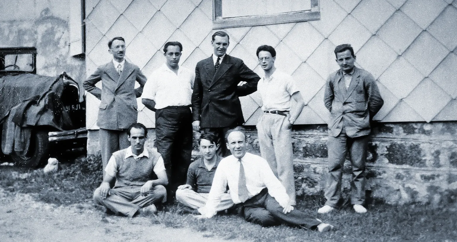 Тайное математическое общество Бурбаки, основанное в 1930-х годах, превыше всего ценило строгость, абстракцию и логику. Среди его основателей были Анри Картан (стоит крайний слева), Андре Вейль (стоит второй справа) и Шолем Мандельбройт (сидит справа).