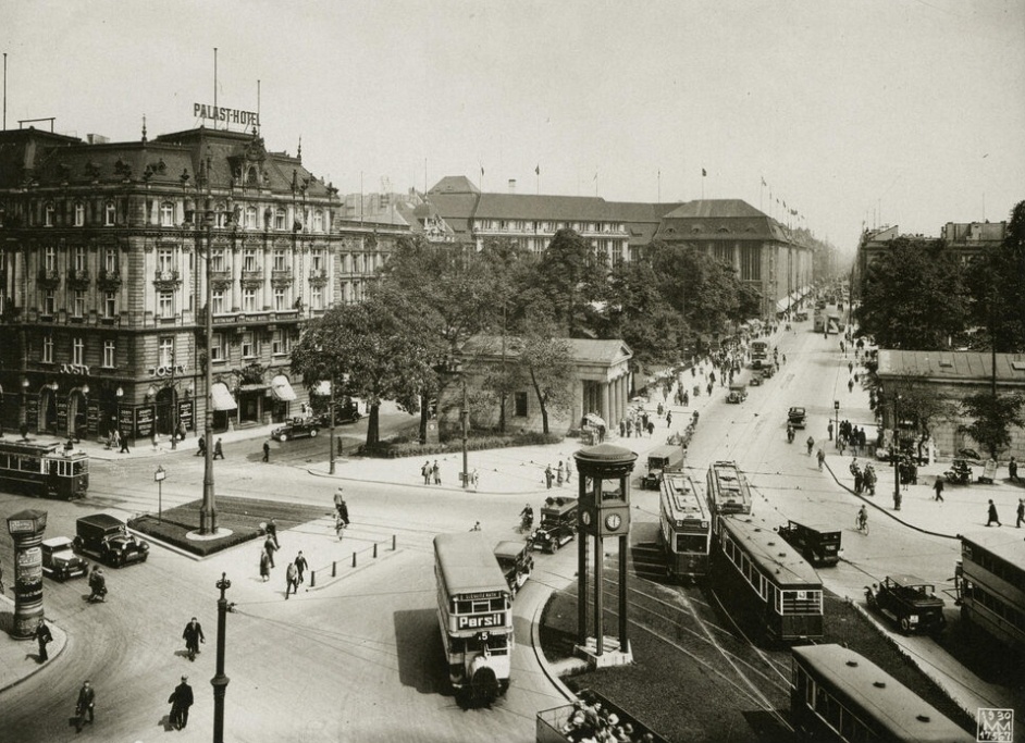 Потсдамерплац, 1927 г. Башенка на переднем плане - первый в Европе светофор.