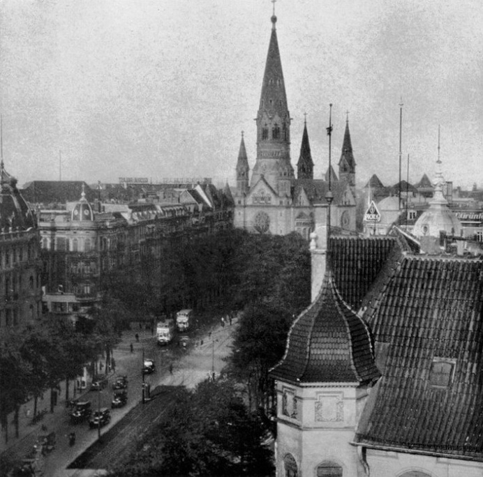 Вид на Курфюрстендамм и мемориальную церковь Кайзера Вильгельма, 1930-е, либо 1940-е.