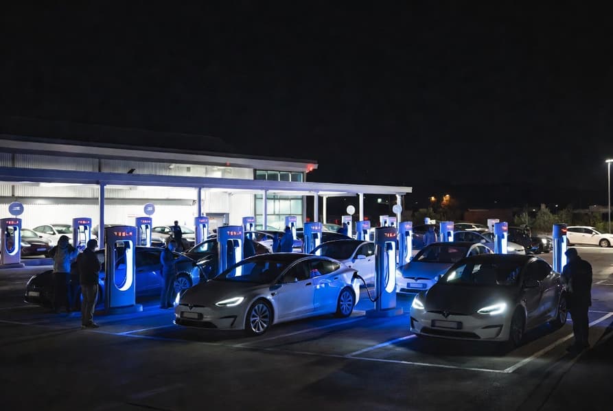 Этого хватило бы 180 000 домов на целый год. Владельцы Tesla «заправились» на Supercharger 2 ТВт·ч электроэнергии всего за квартал - 1 Этого хватило бы 180 000 домов на целый год. Владельцы Tesla «заправились» на Supercharger 2 ТВт·ч электроэнергии всего за квартал - 1