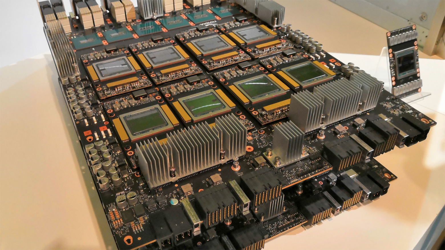 GPU-сервер с восемью GPU-картами без радиаторов. Отсюда