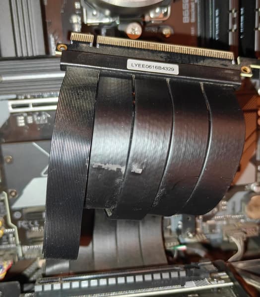 «RTX 5090 расплавила райзер». GeForce RTX 5090 оказалась настолько горячей, что расплавила изоляцию кабеля в корпусе компьютера - 1 «RTX 5090 расплавила райзер». GeForce RTX 5090 оказалась настолько горячей, что расплавила изоляцию кабеля в корпусе компьютера - 1
