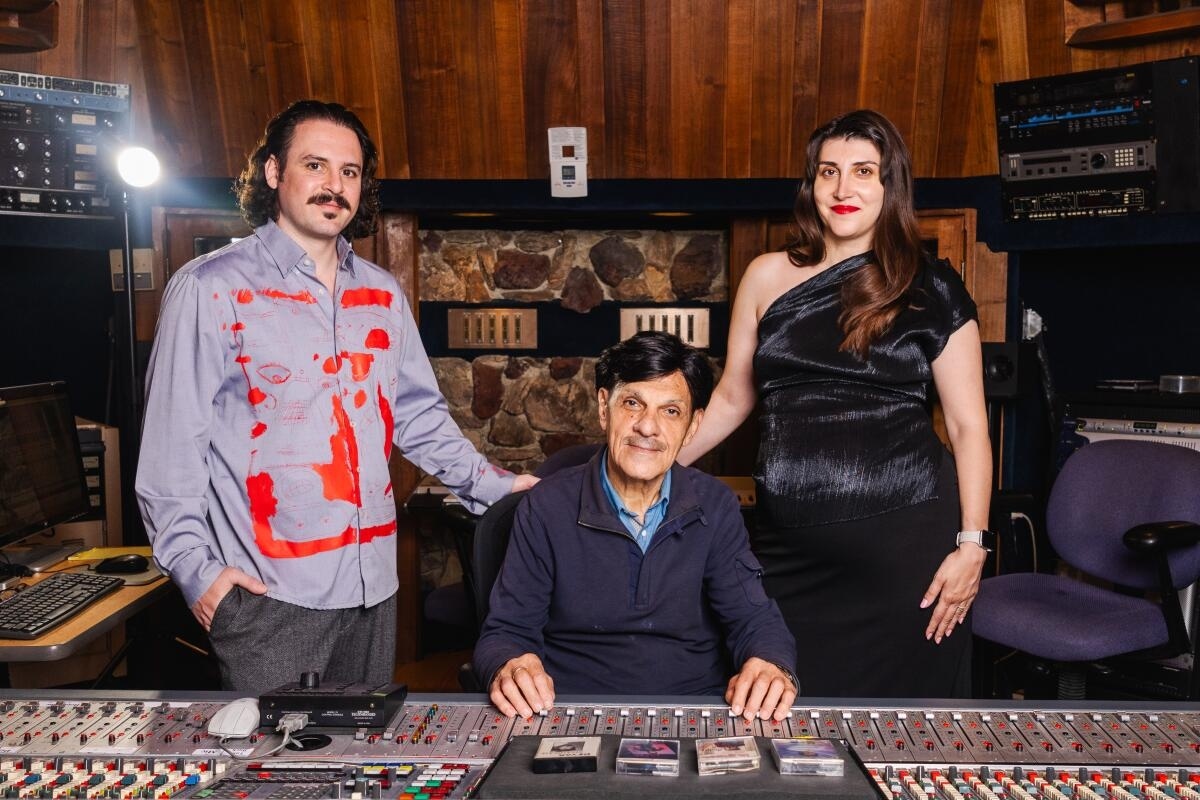 Основатели студии Discotchari: Захари Асдурян (слева) и Анаис Гюльбудагян (справа). В центре продюсер Фарох "Элтон" Ахи. В 2025-м они выпустили компиляцию «Tehrangeles Vice» с поп-музыкой иранской диаспоры 1983-1993 годов.  