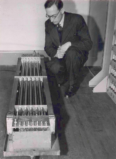 Фиг.11 Ртутная память EDSAC и один из разработчиков - Морис Вилкс (отсюда).  