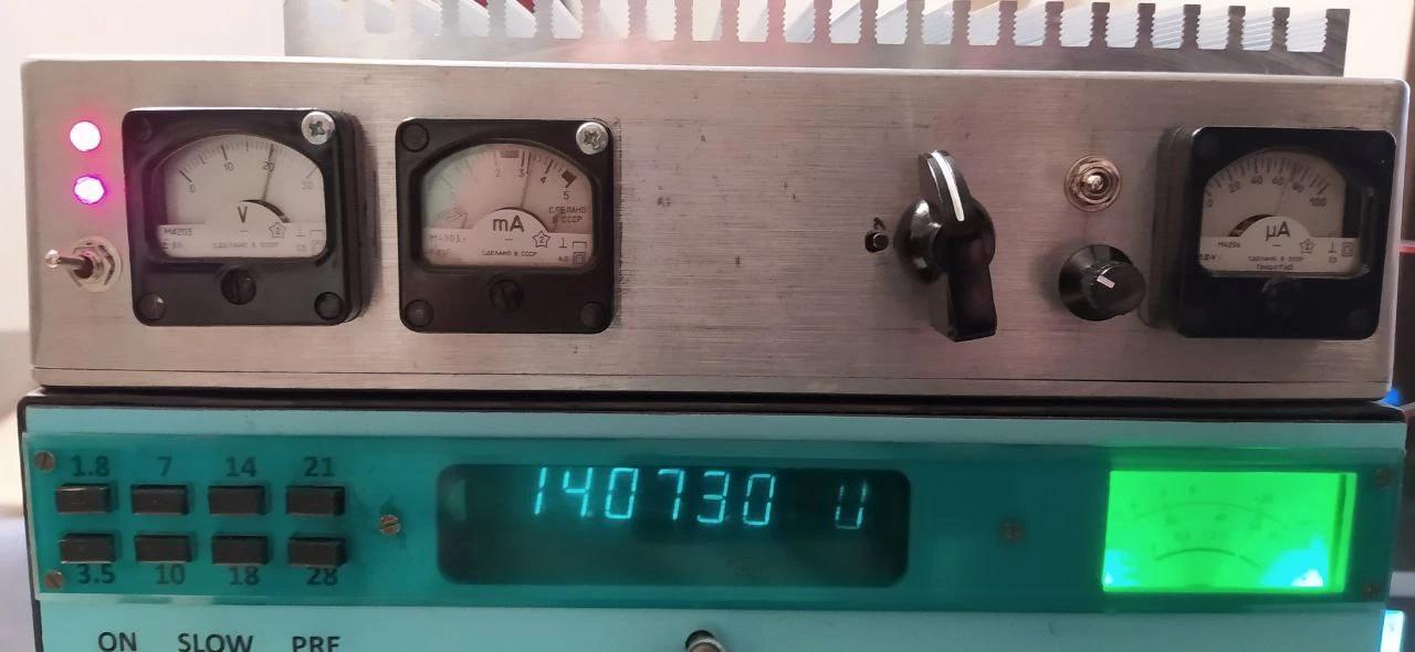 Поближе в рабочем режиме. Напряжение питания просело до 22 В, ток коллекторов чуть более 6 А.