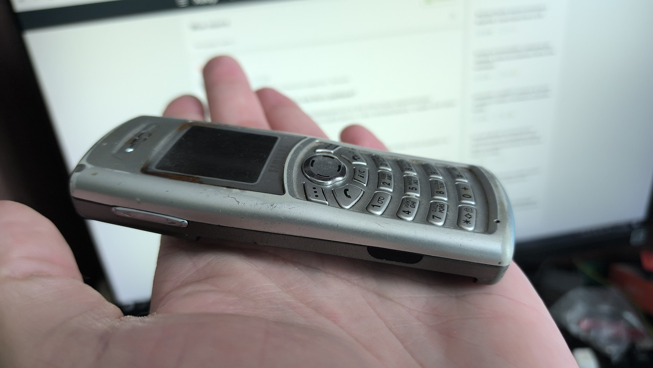 Полный разбор схемотехники кнопочного телефона. Samsung C100 — маленькое чудо корейской инженерной мысли - 2 Полный разбор схемотехники кнопочного телефона. Samsung C100 — маленькое чудо корейской инженерной мысли - 2
