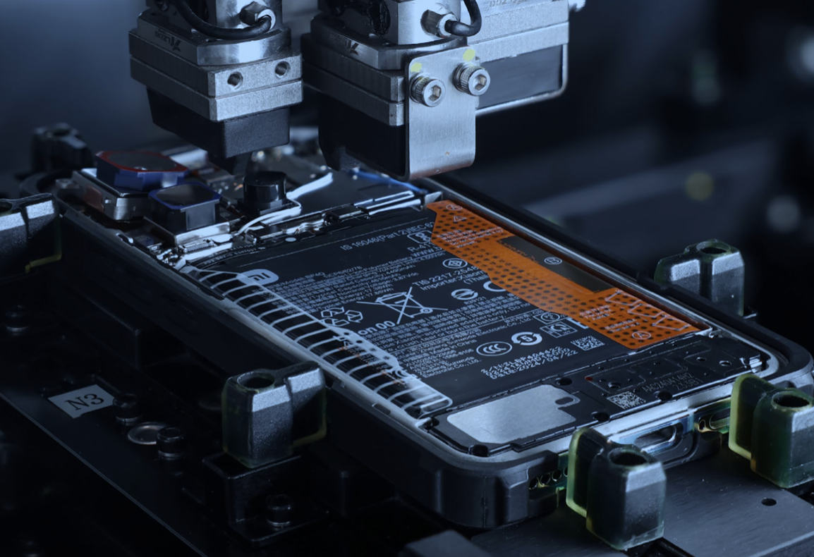Сборка смартфона Xiaomi. Источник: 2024 Xiaomi Corporation ESG Report