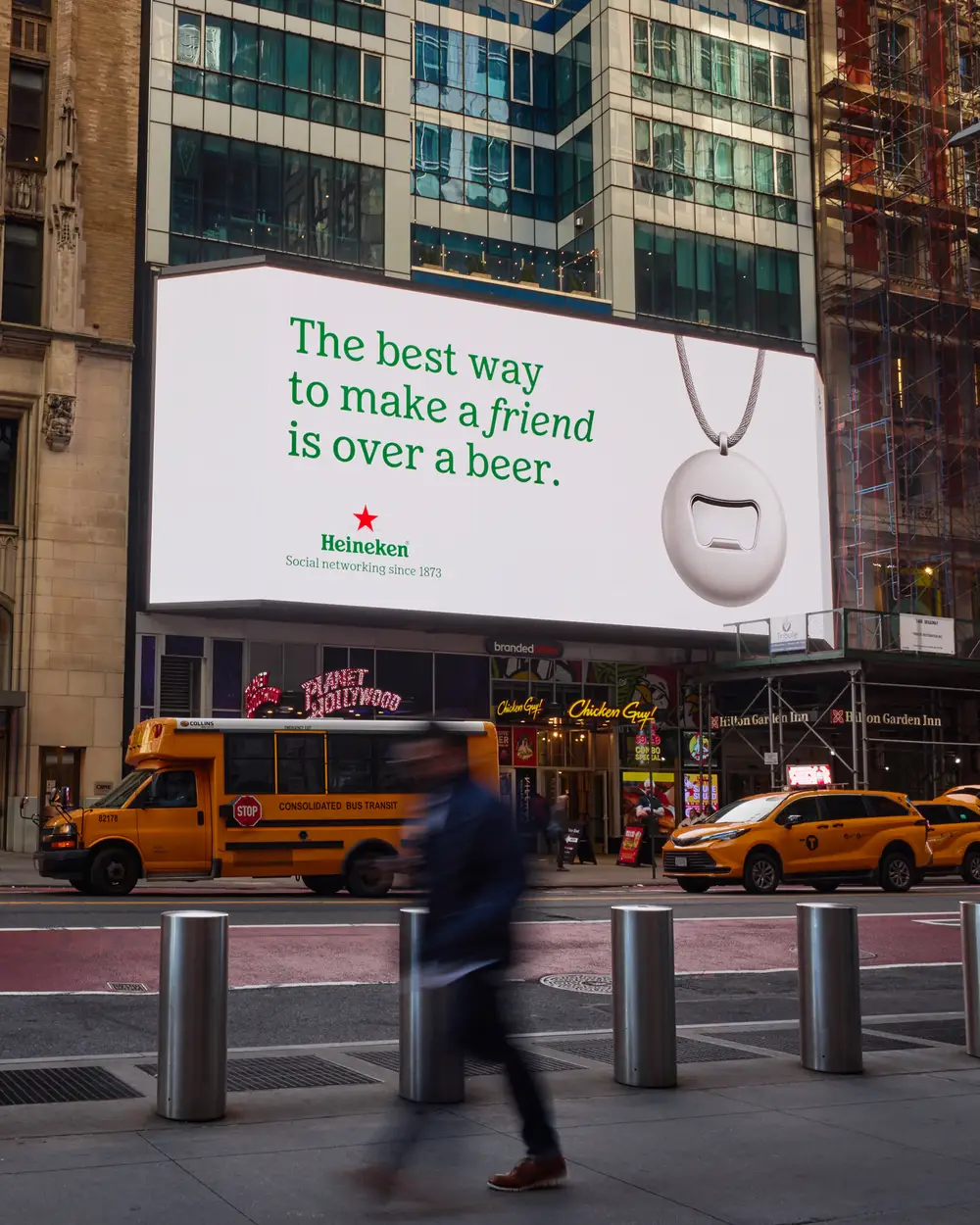 Билборд Heineken издевается над AI-ассистентом Friend («Друг»)