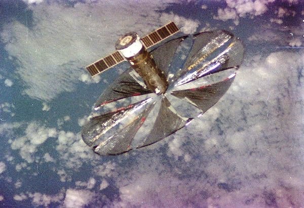 Отражатель «Знамя-2» вскоре после отделения от станции «Мир». Источник: РКК «Энергия».