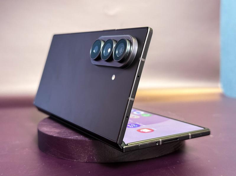 Самый тонкий флагман Samsung. Представлен Galaxy Z Fold 8 Ultra: 200 Мп, корпус 4,1 мм, 5000 мАч, IP48 и новые функции ИИ - 3 Самый тонкий флагман Samsung. Представлен Galaxy Z Fold 8 Ultra: 200 Мп, корпус 4,1 мм, 5000 мАч, IP48 и новые функции ИИ - 3