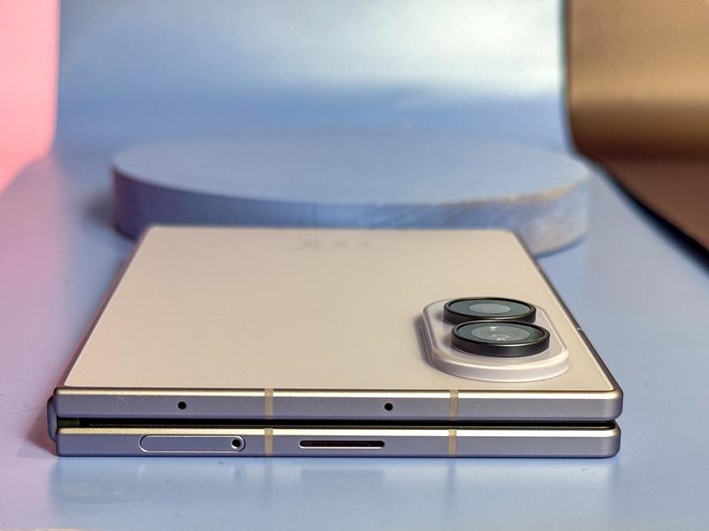 Такого флагмана у Samsung ещё не было. Представлен Samsung Galaxy Z Fold 8 с экраном 5,5 дюйма и батареей 4800 мАч - 4 Такого флагмана у Samsung ещё не было. Представлен Samsung Galaxy Z Fold 8 с экраном 5,5 дюйма и батареей 4800 мАч - 4