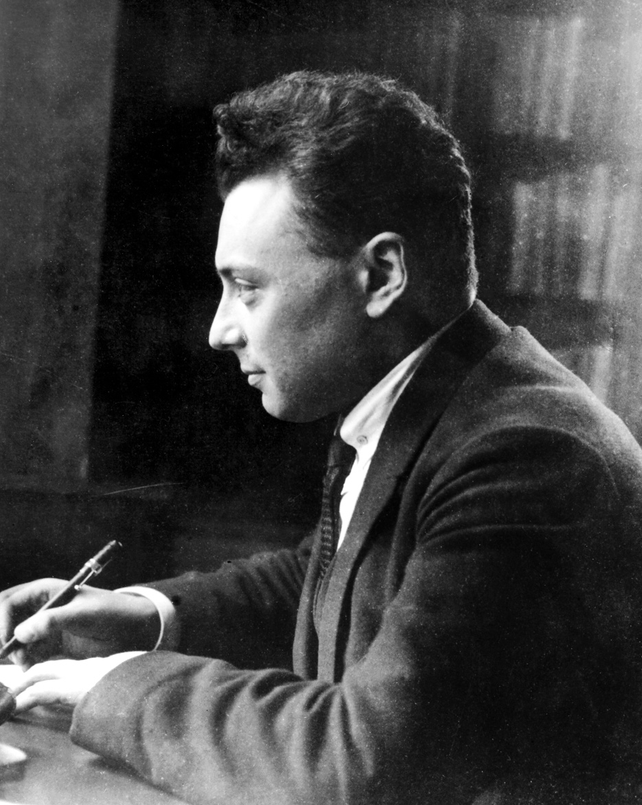 Вольфганг Паули первым интуитивно предположил наличие нейтрино, образующегося из-за недостающей энергии в радиоактивных распадах. 