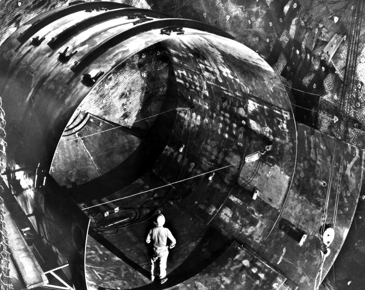 В конце 1960-х годов в золотодобывающем руднике Хоумстейк недалеко от города Лид, штат Южная Дакота, был установлен огромный нейтринный детектор, который зафиксировал первые признаки того, что нейтрино осциллируют, переходя из одной формы в другую во время своего движения.  