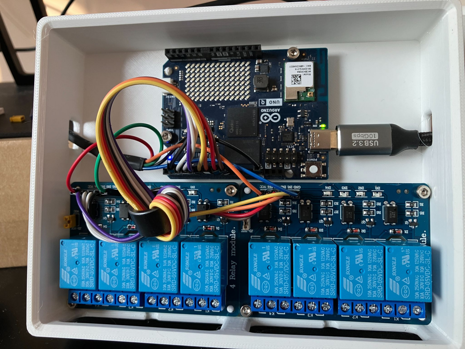 Соединение Arduino Uno Q и двух релейных модулей