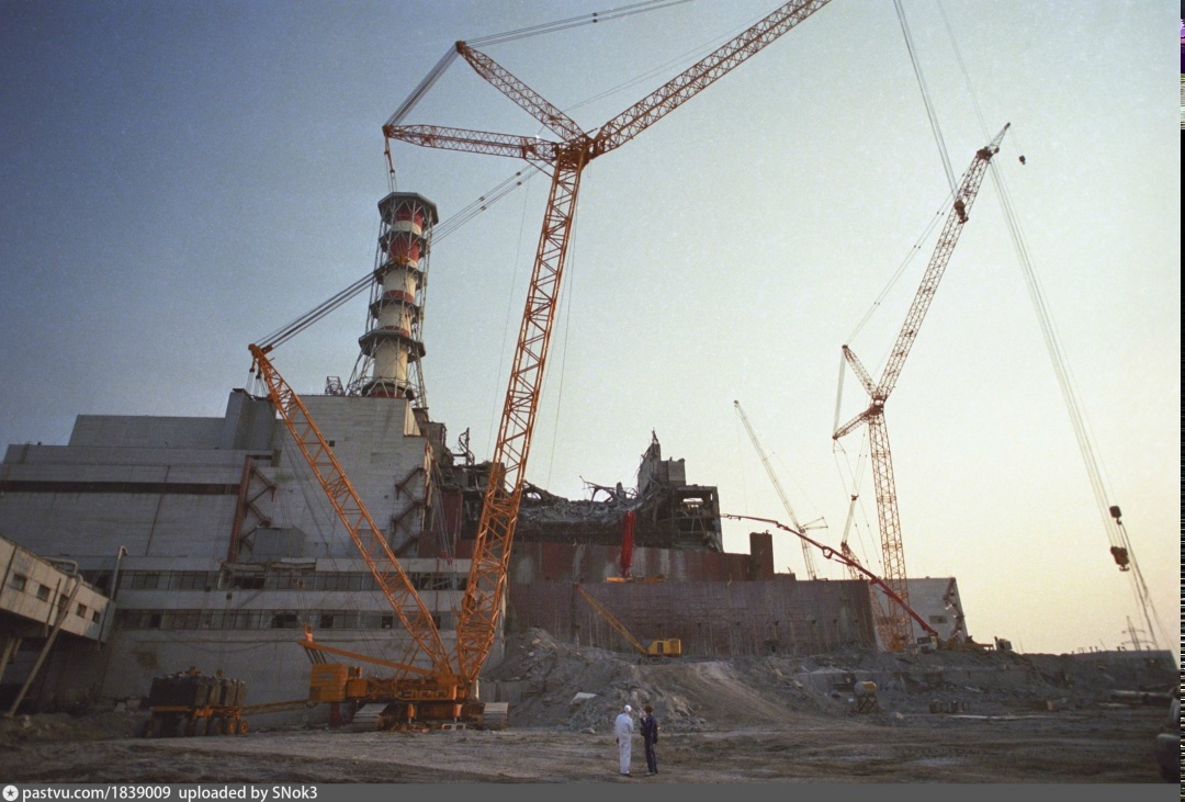 На переднем плане — Demag CC 4800 41021