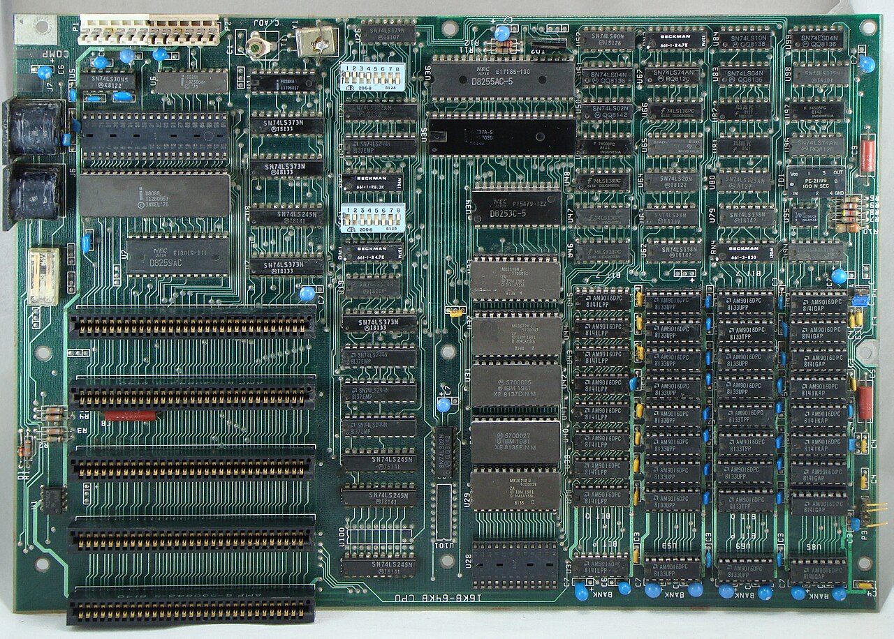 Плата оригинального IBM PC. Несмотря на обилие компонентов (в основном это память), плата куда проще любого современного ПК или смартфона. Фото с Википедии