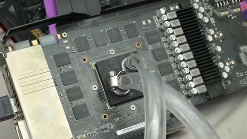 Энтузиаст подключил воду прямо к кристаллу GeForce RTX 2060 — и снизил температуру GPU до 28 °C - 1 Скриншот видео TrashBench